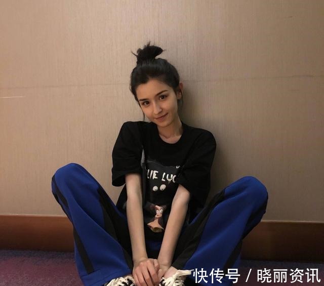 帅气感|哈妮克孜“漫画脸”超上镜!手捧青苹果微低眉,微醺妆惹人怜!