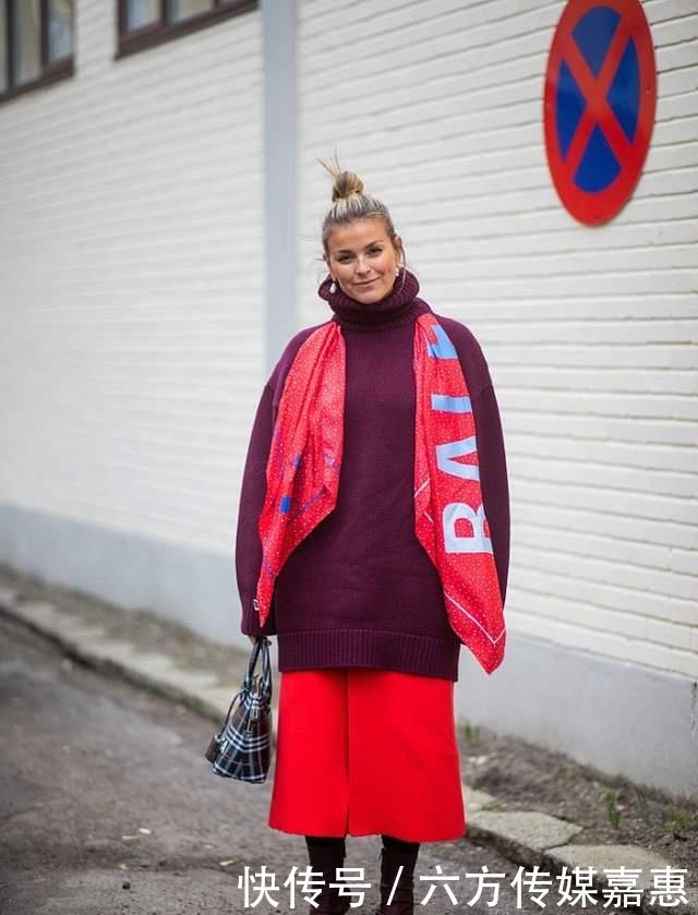 显瘦|最近火了一种显瘦的穿法,挑大一码的毛衣这么穿,藏肉还时尚
