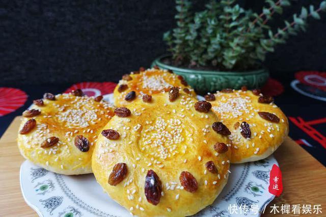 好吃|比面包好吃的烤饼出炉了,奶香浓郁色泽金黄,让人好有食欲