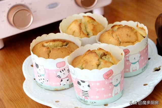 香蕉葡萄干做成蛋糕更好吃，不用打蛋器，小朋友都能轻松做