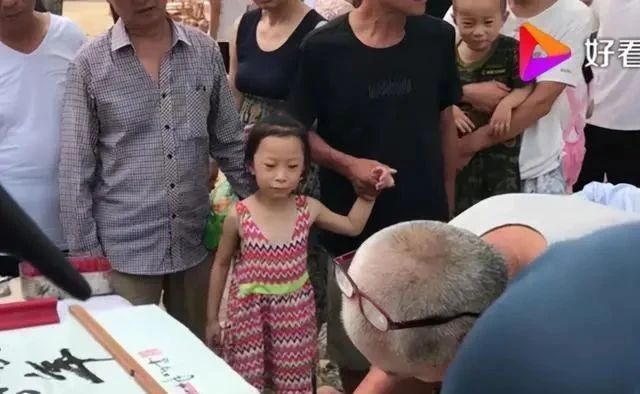 地摊经济|80岁老人“地摊书法”,内敛含蓄,有舒同神韵,专家:江湖体