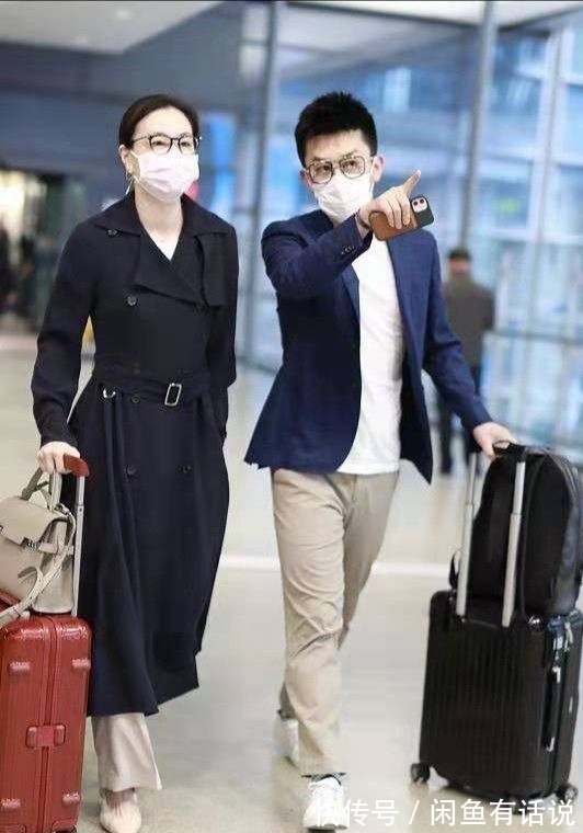 单调|吴敏霞孕后首露面,和老公同穿基础款走机场,打扮低调像邻家姐姐