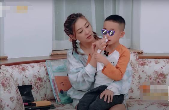 儿子|7岁儿子落泪「不认得很多中文字」应采儿翻脸走人