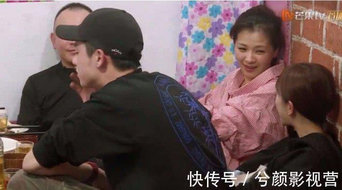 劉濤楊紫坐在墻角邊聊天，不小心曝光兩人素顏的樣子，網友蒙了