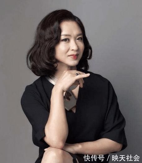 新闻观察|所有节目停播，从当红央视主持到被迫退圈，梁宏达到底得罪了谁