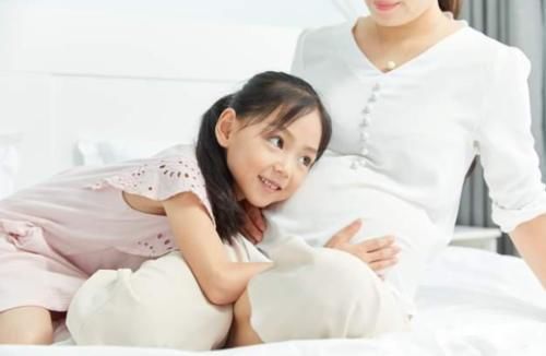 产房外小女孩抱着被子等妈妈,护士劝她回房间,小孩回答让人鼻酸