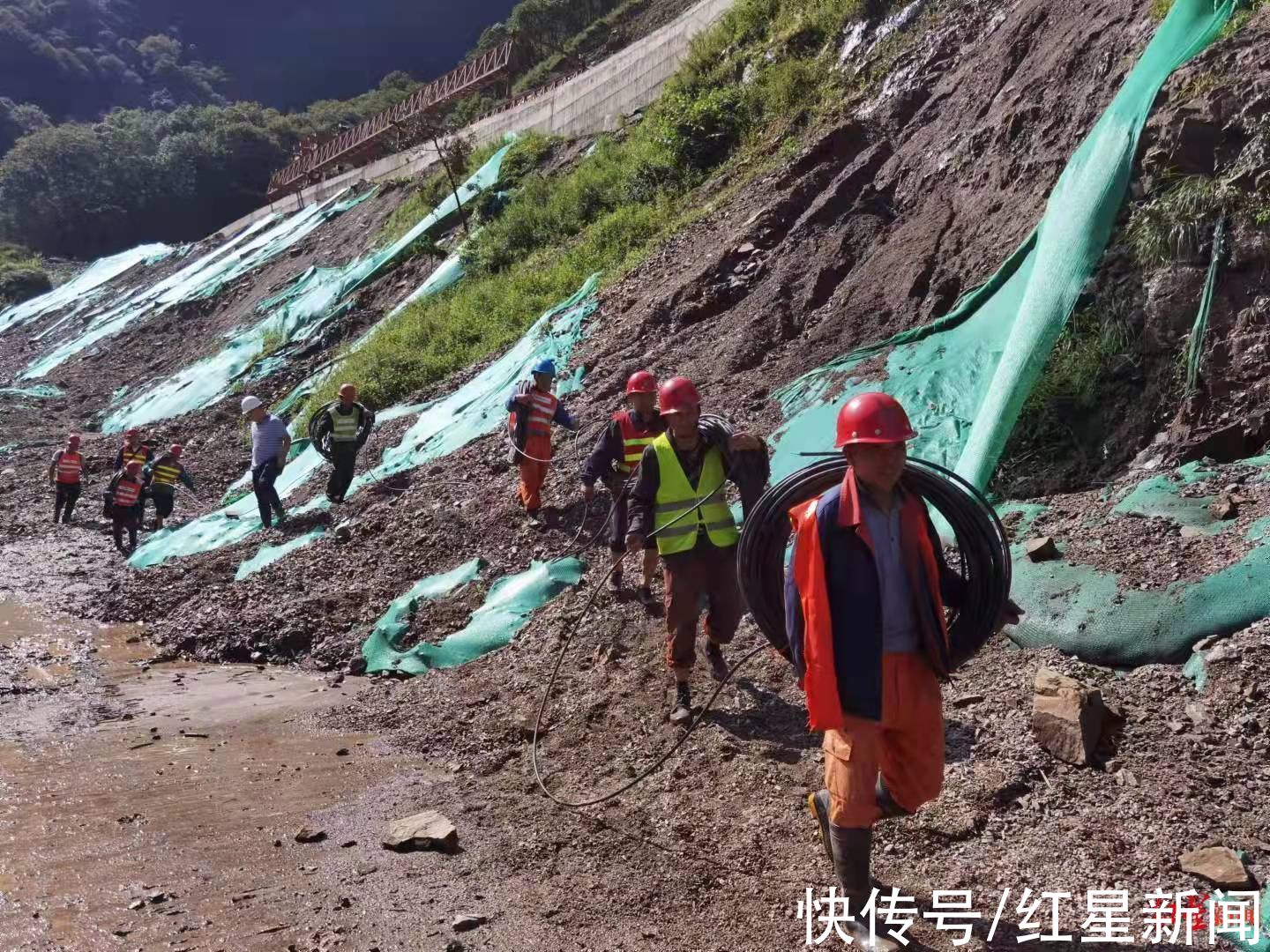 总队|雅安天全县突发泥石流 四川消防：62人在救援现场核心区开展搜救