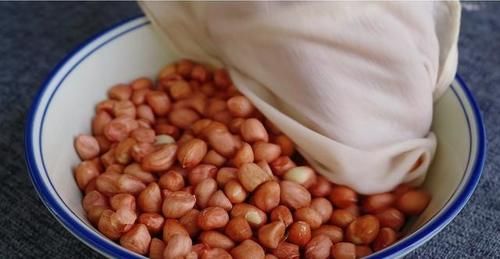  年夜饭花生好吃做法，打2鸡蛋，老做法教给你，吃一次就忘不了