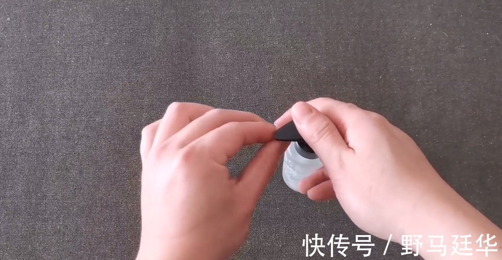 手指被502胶水粘住不用急,教你一招,只需这样做胶水自动融化