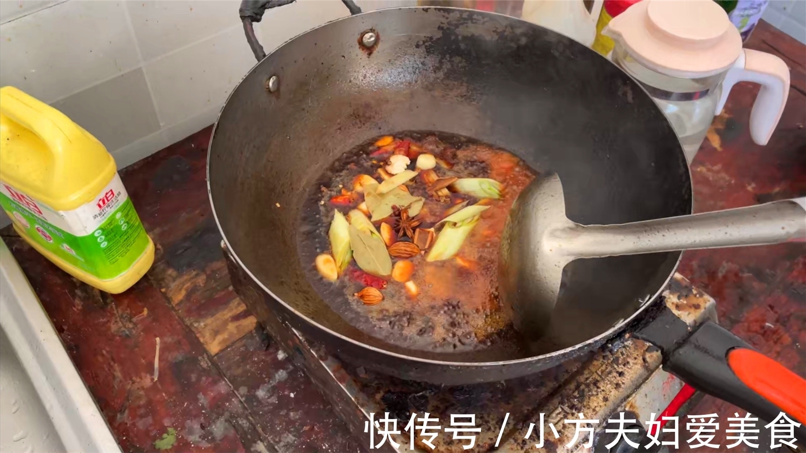 小方秘制红烧肉，色泽诱人肥而不腻，比饭店里做的都好吃！