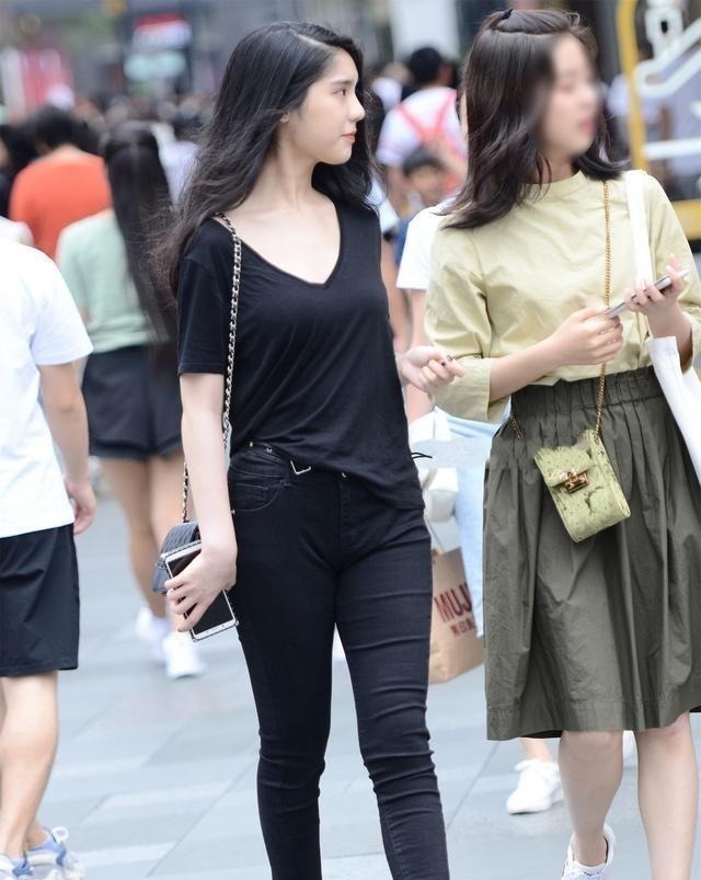 穿打底裤 黑色低胸上衣搭配黑色居家打底裤,港式风格搭配,大牌的感觉!