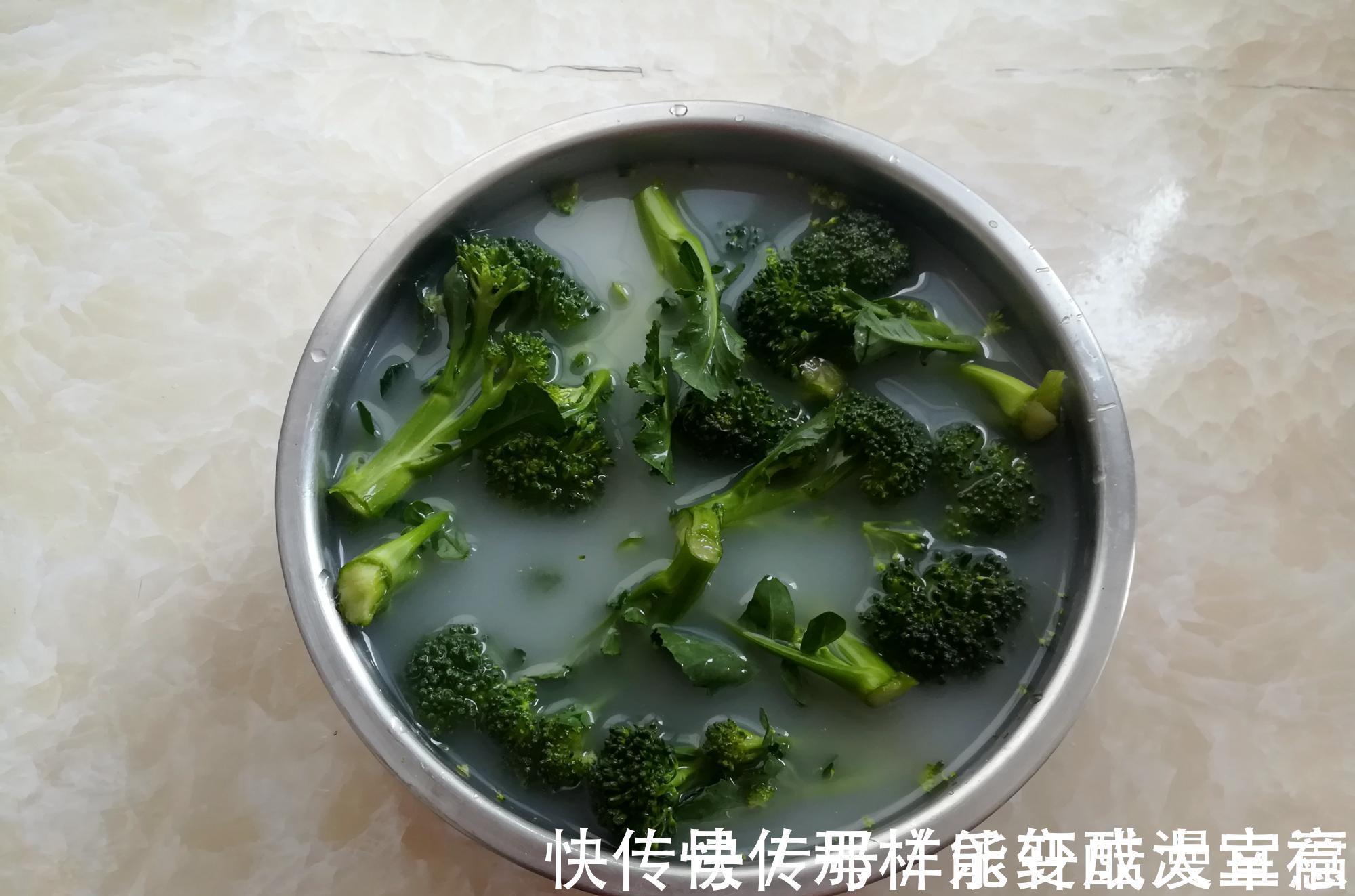 凉拌西兰花，最忌焯水，学个新做法，营养流失少，爽脆又入味