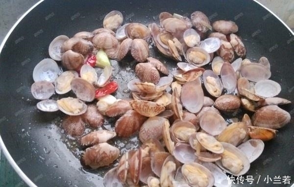 春天这海鲜“白菜价”,2元1斤,比鱼鲜嫩,比虾好吃,出锅后太香