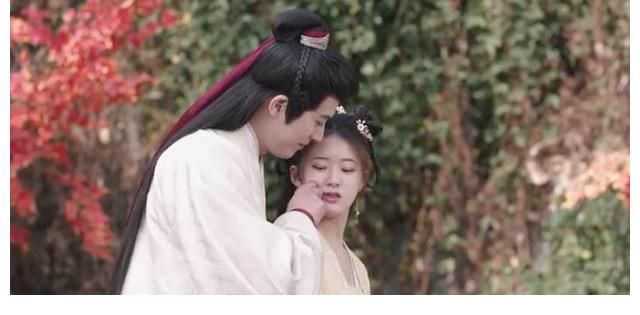 國子監(jiān)來了個(gè)女弟子|趙露思和徐開騁亮相《快樂大本營》，兩人同臺合唱，趙露思好嬌小