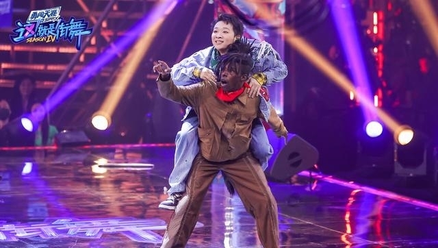 《街舞4》有人刻意破坏尼尔森与王一博关系，来看大神是如何回击