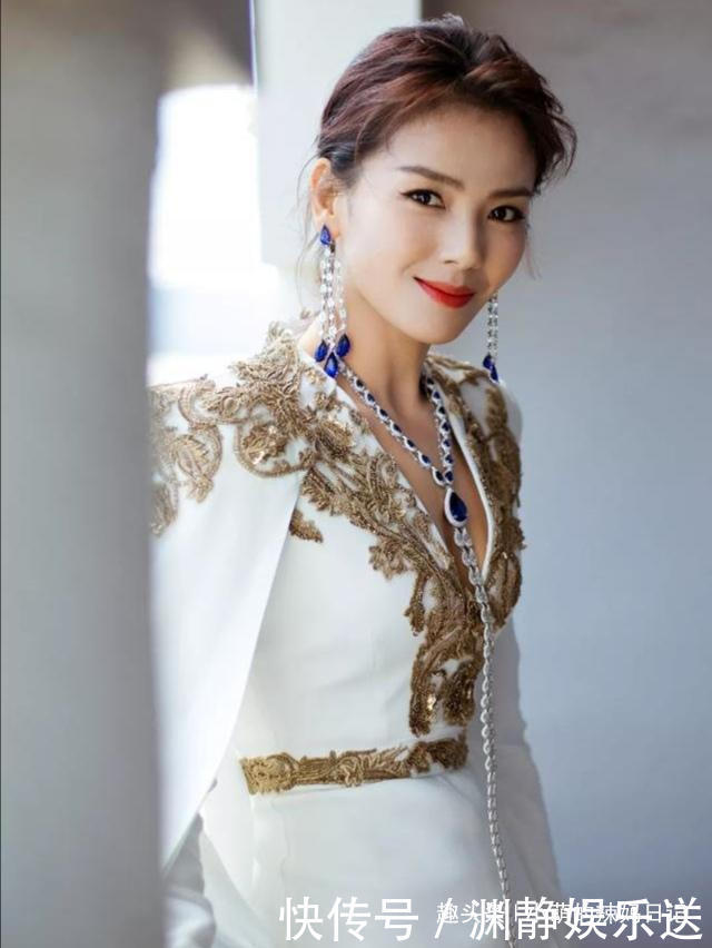 女人不管奔几,尽量少戴这5种“饰品”,显廉价没气质还很掉价