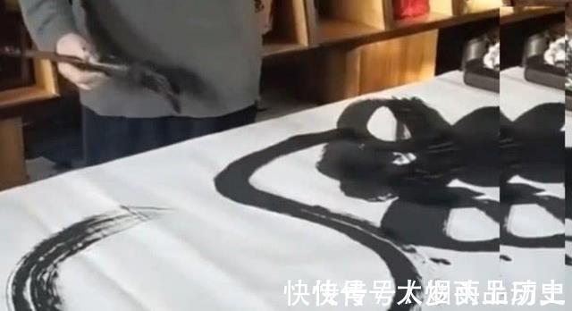 演艺界$李琦书法被批评:装模作样地乱写一通,毫无书法的魅力与章法