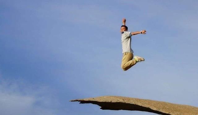 全球最“有欺骗性”的石头，看起来像悬在半空，实际却是角度问题