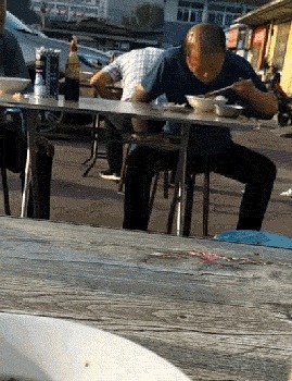 |搞笑GIF:突然感觉不对劲 以后再也不穿裙子帮人推车了