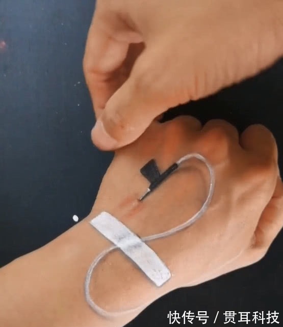 针管#为了请假实在是太拼了!美术生在手背上造假,看到成品老师笑了