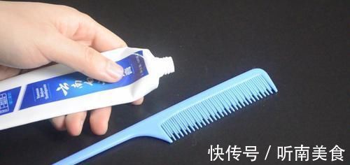 把牙膏涂抹在梳子上太实用了,我也是今天刚知道,看完尽快提醒家人