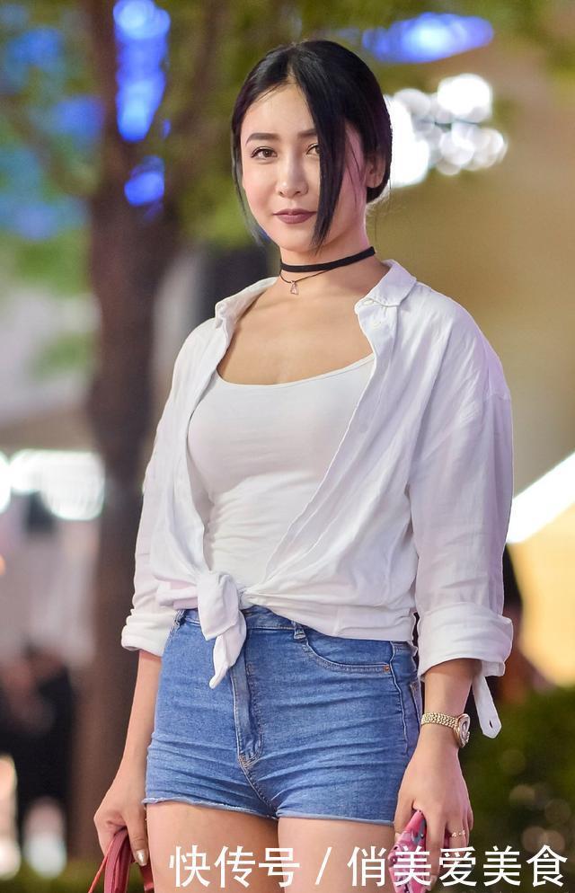 巧搭牛仔短裤，轻松穿出大长腿，美的高挑又靓丽