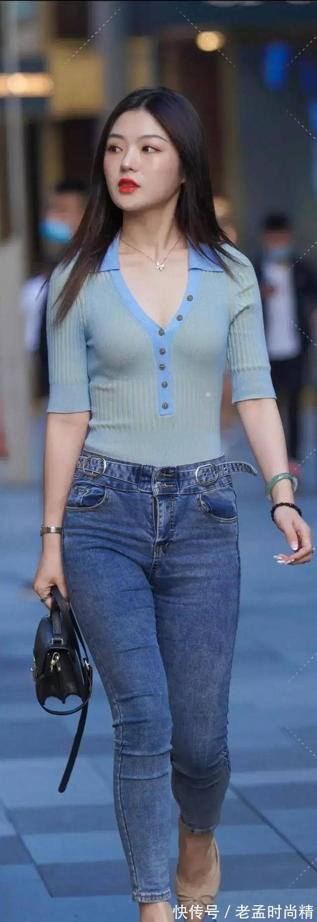 气质|蓝色针织半袖上衣,搭配紧身牛仔裤,小姐姐又美又飒气质优雅迷人