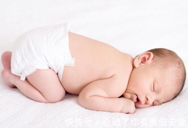 宝宝|宝宝睡觉不安稳，总是容易被吓到，突然举起小手来，是生病吗？