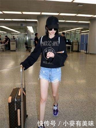 制服|街拍:制服加黑丝,这样的小姐姐看了好心动