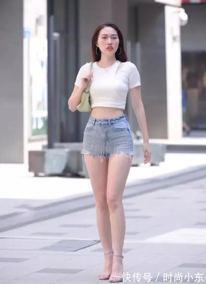 露脐装 高跟热裤露脐装美女,双腿白皙自信阳光