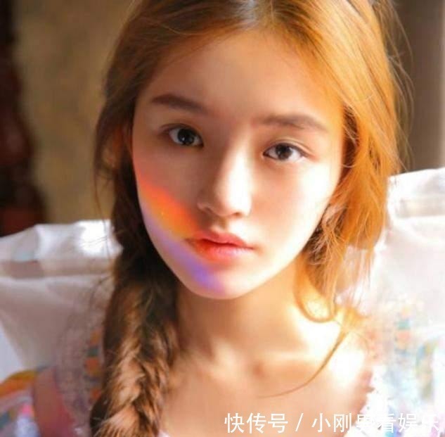 女人|女人别再披头散发了,太显老!今年流行这5种发型,减龄显脸小