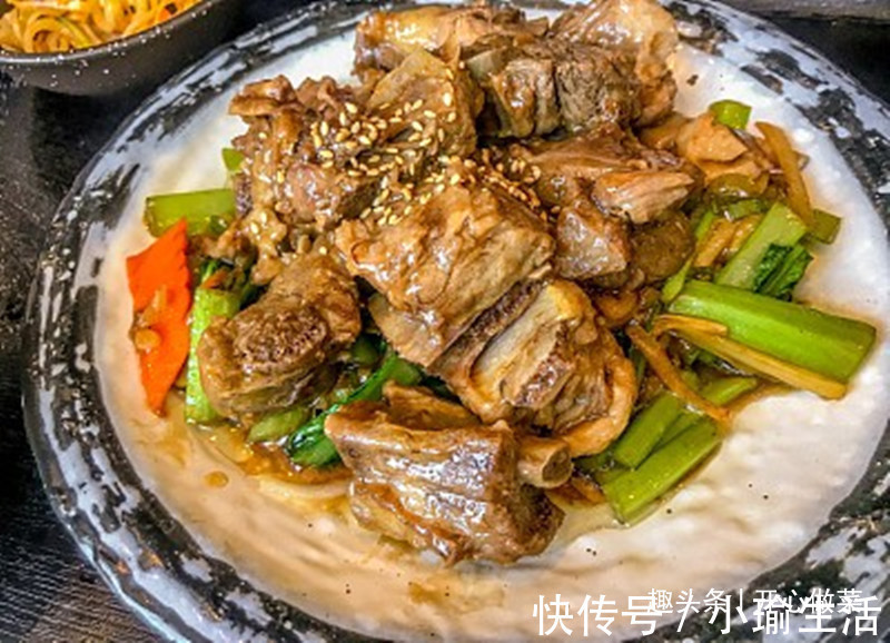 胡萝卜焖排骨|精选美食：香酥鸡翅，胡萝卜焖排骨，茄汁黄金虾的家常做法