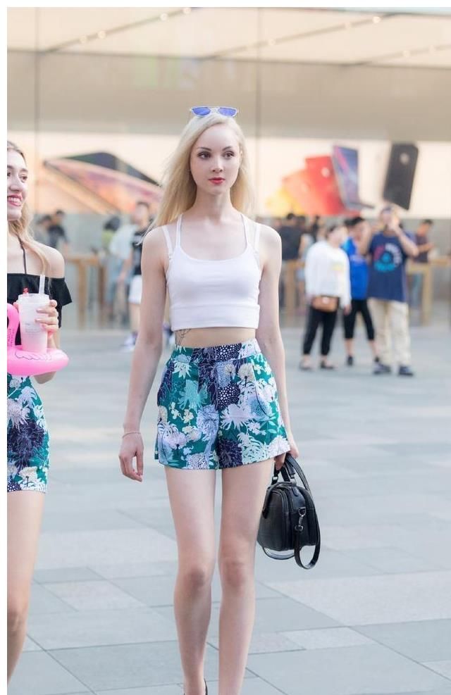 连衣裙穿搭会显得脸型很好，时尚街拍里的王者，很配你这个小仙女