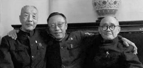 花瓶|晚年的时候溥仪再次进皇宫,对花瓶说了句话,旁边的专家直接吓懵