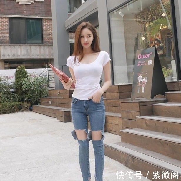 别致|小妹妹曲线优美,穿搭紧身牛仔裤,呈现婉约别致女性韵味!