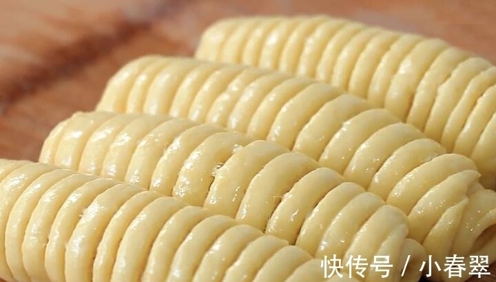 入秋后我家面粉从不蒸馒头,如此做香软又营养,大人孩子都爱吃