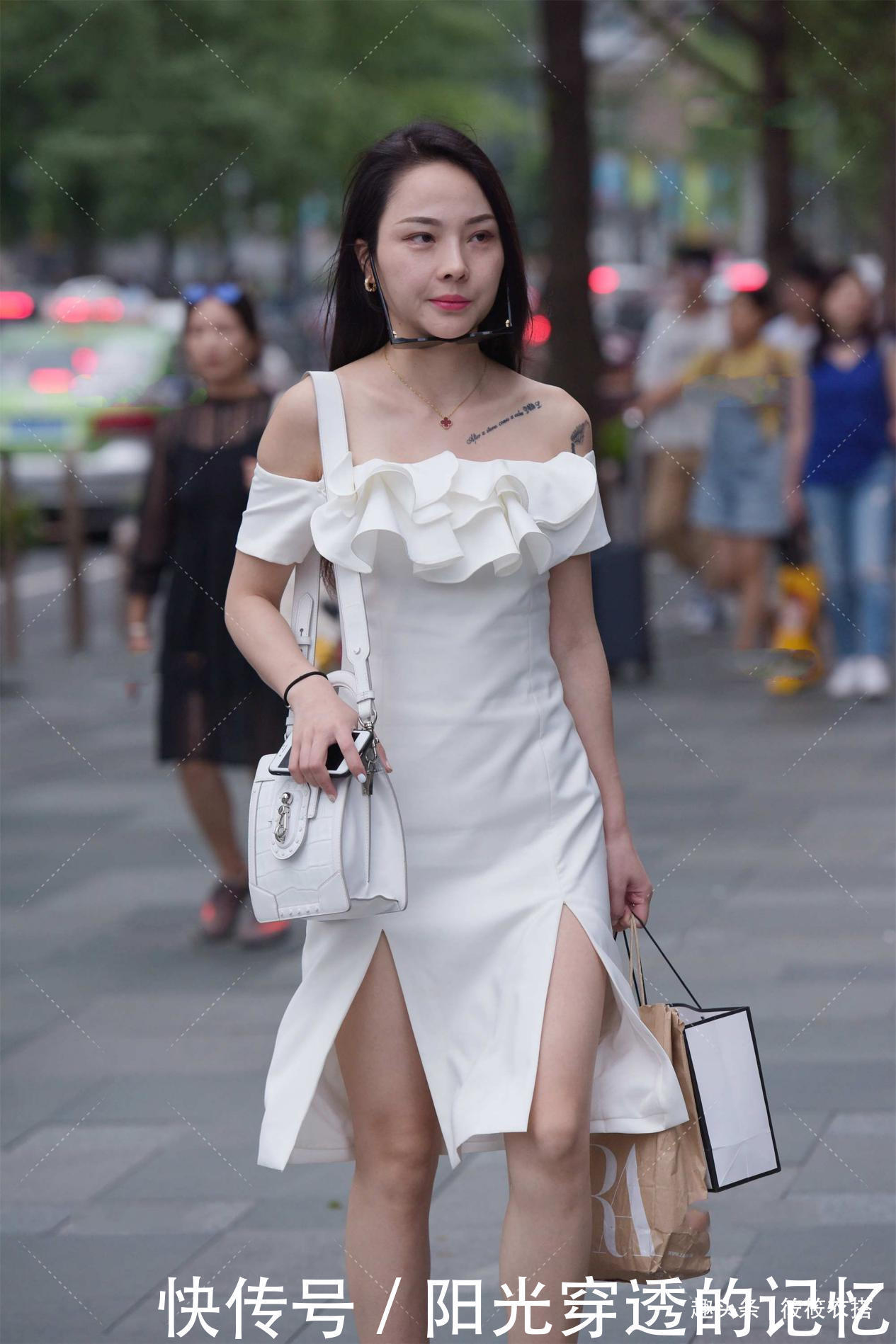 一字肩白色修身连衣裙，大方优雅，显清纯气质