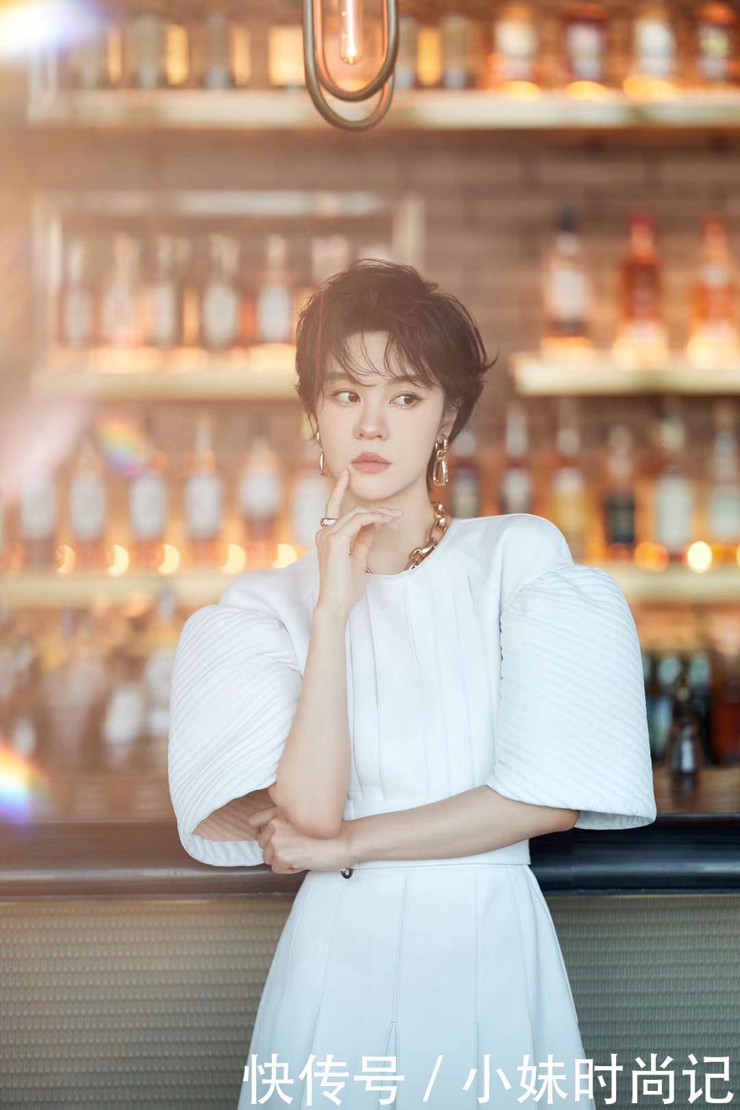 又被郁可唯的穿搭给迷到了,白色系连衣裙版型超正,谁穿都能起范