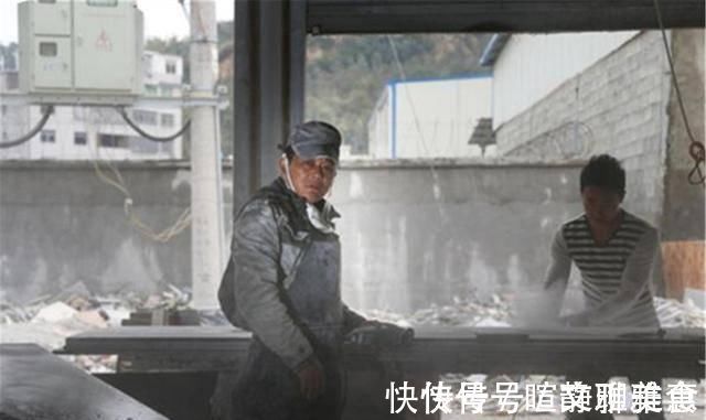 三胞胎|生下双胞胎后又生三胞胎,一家七口,全靠丈夫月入3000元养活