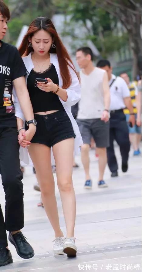 丰腴 街拍:被男友扯着头发走的丰腴大白腿性感美女