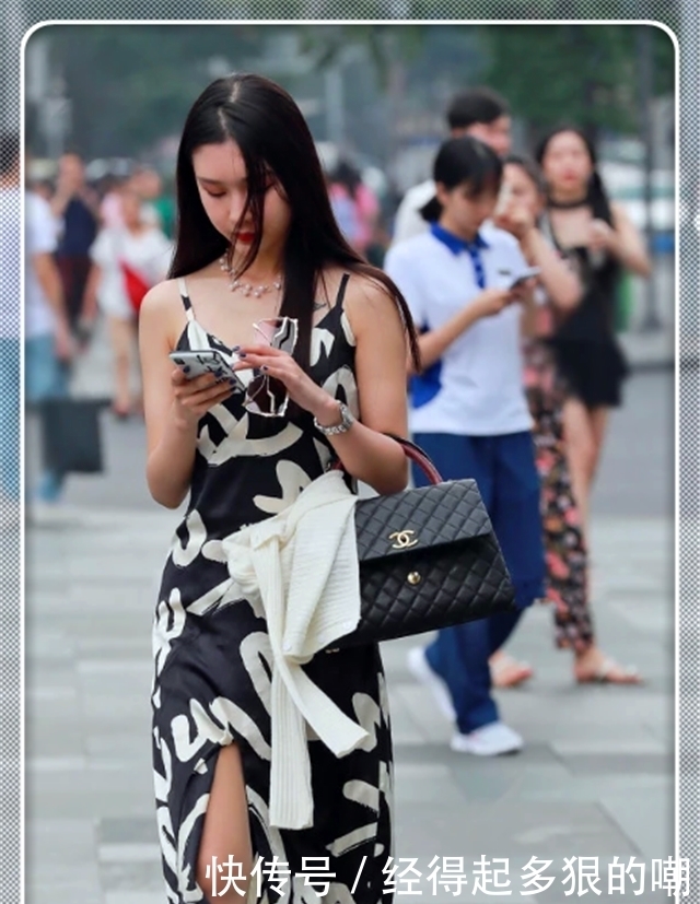 长发美女现身街上,一袭黑白印花连衣裙,不一小心成了路人的焦点