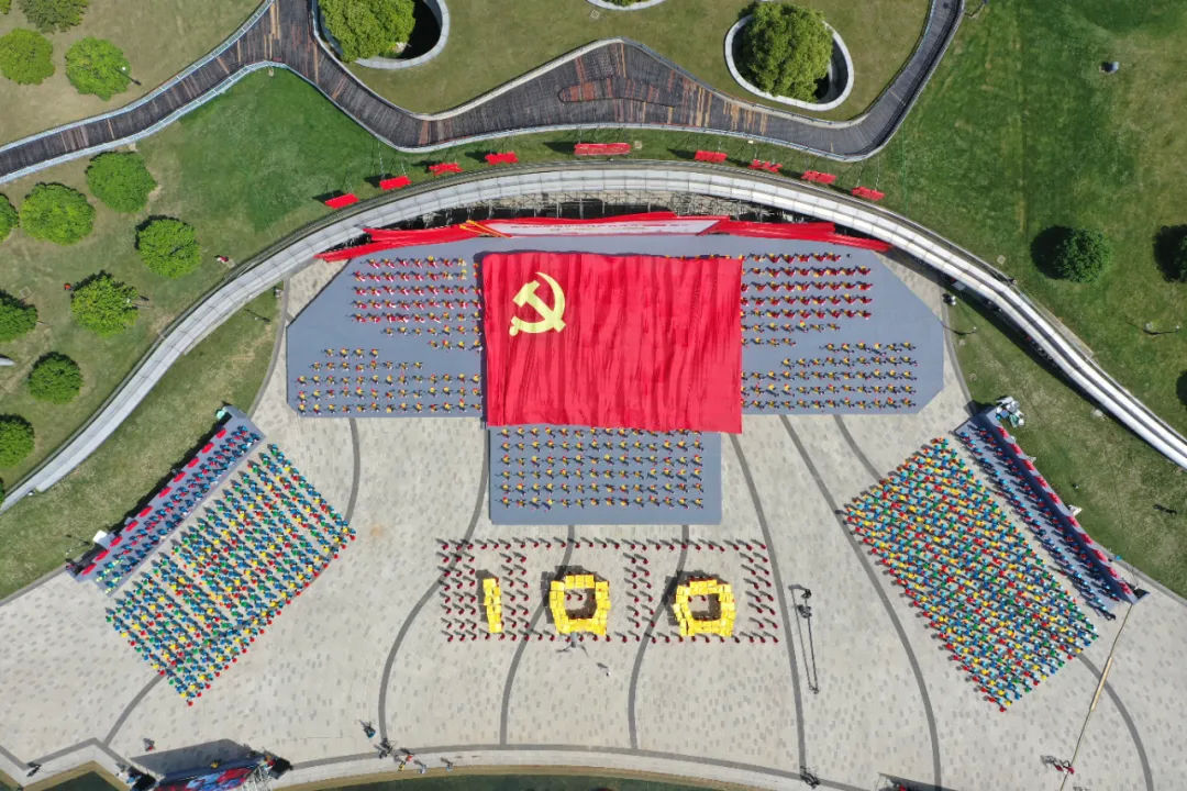 凤凰湖畔，同唱一首赞歌！