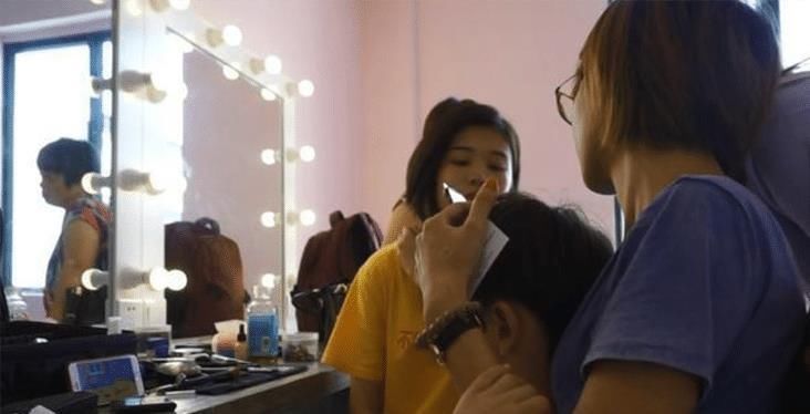 化妆品|韩国童模6岁开始化妆,12岁骨骼停止发育,妈妈的无知毁了孩子