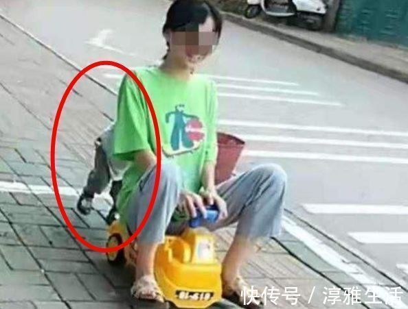 爸爸|爸爸带娃已经成历史,小姨带娃才让人爆笑,网友:大孩带小孩