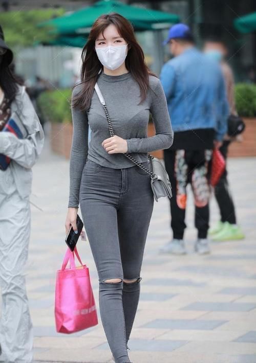 百搭 紧身牛仔裤适合穿休闲鞋,穿高跟鞋的话,会显得很成熟