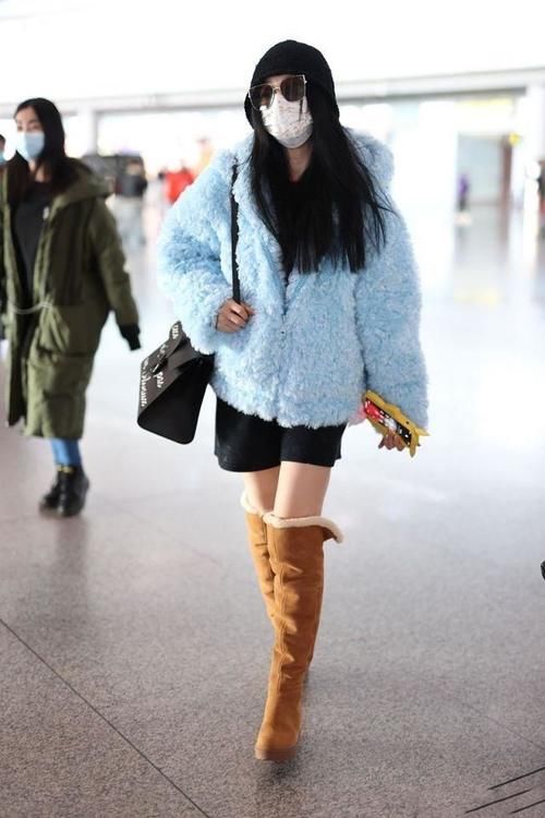 冬天最治愈的外套，浅色云朵绒柔暖优雅，还能穿出时髦女人味