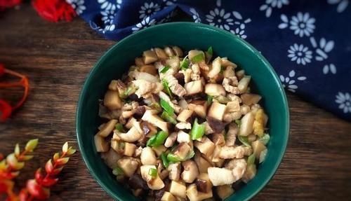 冬天,多给老人孩子吃这菜,价格是贵了些,但营养极高,对骨骼好