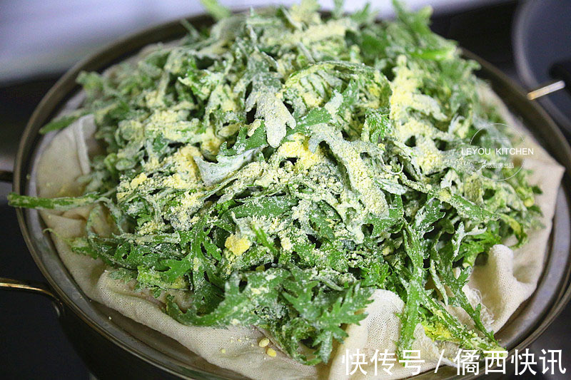 茼蒿叶拌点面粉蒸熟，比炒着吃更香，是菜也是主食，饱腹还不长肉