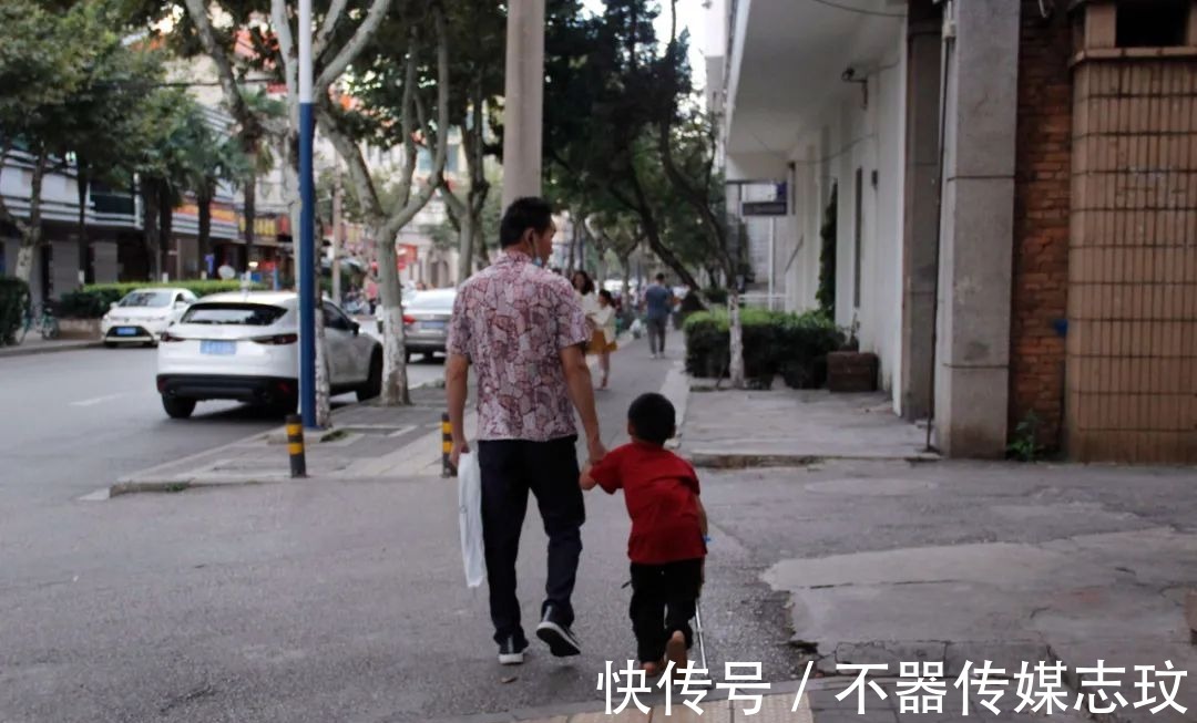 小志兴|男童骨折后不敢说导致残疾,妈妈离去,耳聋爸爸携其求医4年