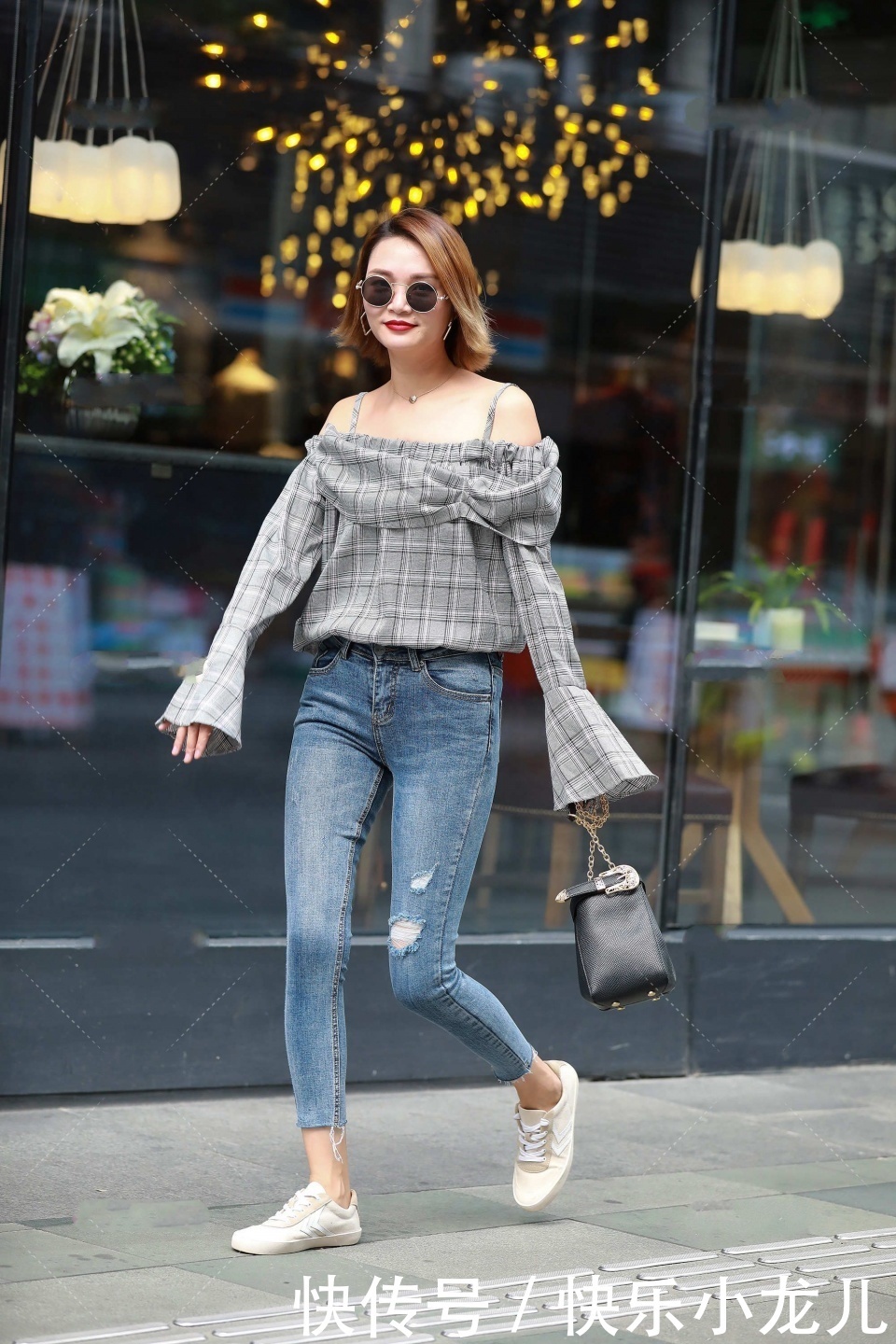 灰色格子上衣搭配牛仔裤,然后脚踩一双帆布鞋,时尚又减龄